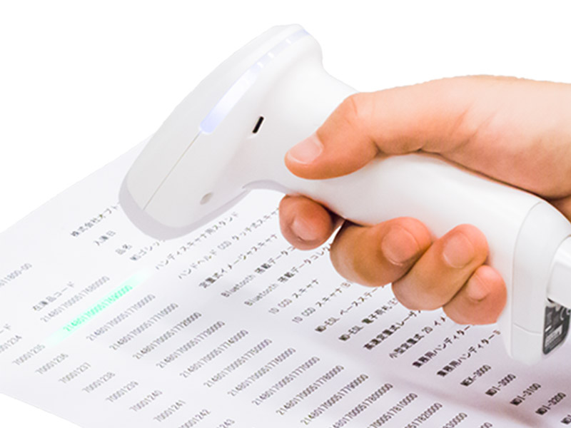 オプトエレクトロニクスのQR対応バーコードリーダー「L-46XS」を使ってOCRフォントを読み取っているイメージ