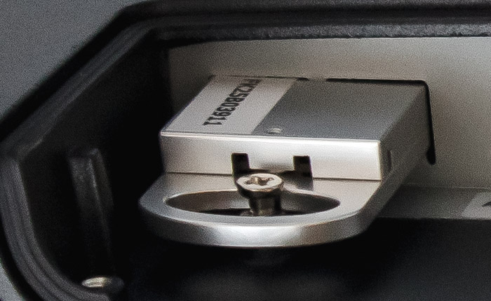 エフケイシステム 防塵防水 タッチパネルPC「Kシリーズ」の取り外しが簡単にできるSSDスロットのイメージ。