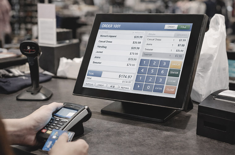 エフケイシステム 防塵防水 タッチパネルPC「K5ve II」を小売店のレジカウンターで利用している様子