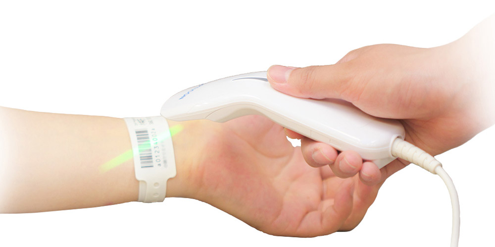 L-22XSでリストバンドのバーコードを読み取る使用イメージ