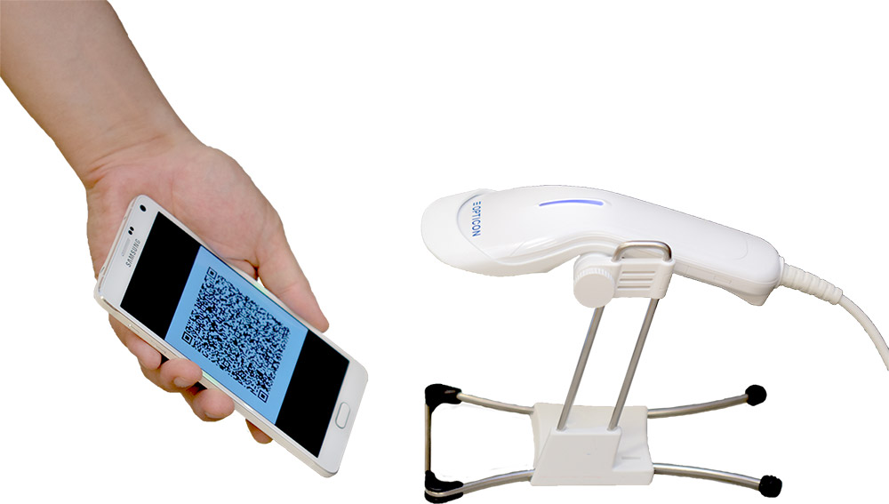 バーコードリーダー「L-22XS」でスマートフォン画面に表示したQRコードを読み取る使用イメージ