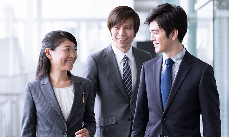 社員同士がオフィス内を移動するイメージ