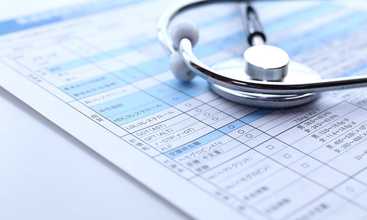 健診結果票と聴診器のイメージ