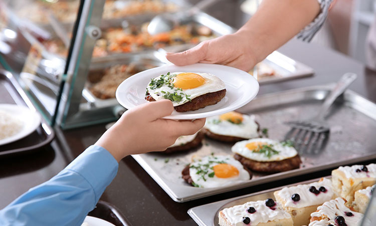 社員食堂で食事を受け取るシーン