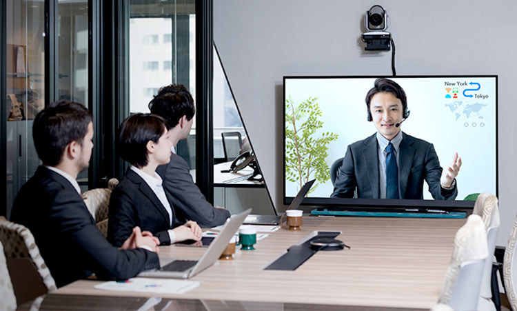 会議室でWeb会議を行うビジネスシーン