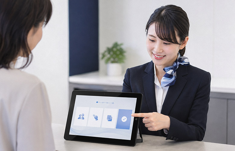 受付カウンターで案内や手続きを行うF3P10-N972BK